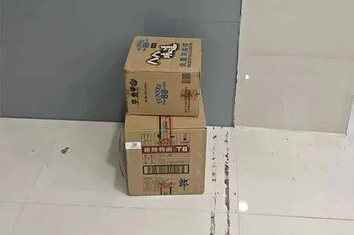 临沂俩小伙偷摸去派出所门口放下<strong></p>
<p>防范虚拟币炒作风险</strong>了…