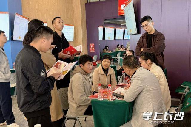 700余名退役军人及军属长沙求职<strong></p>
<p>虚拟货币换人民币比例</strong>,165人达成意向