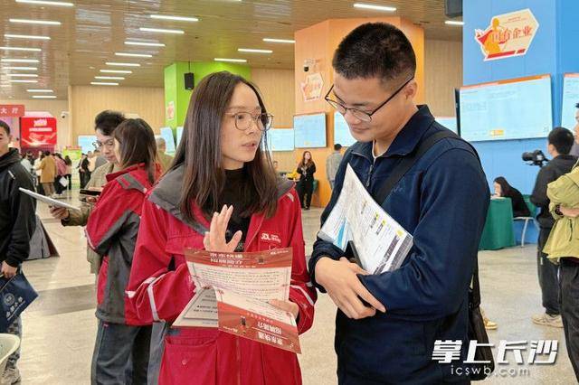 700余名退役军人及军属长沙求职<strong></p>
<p>虚拟货币换人民币比例</strong>,165人达成意向