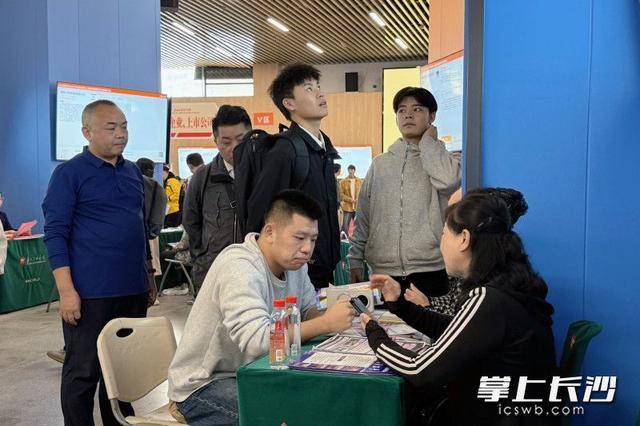 700余名退役军人及军属长沙求职<strong></p>
<p>虚拟货币换人民币比例</strong>,165人达成意向