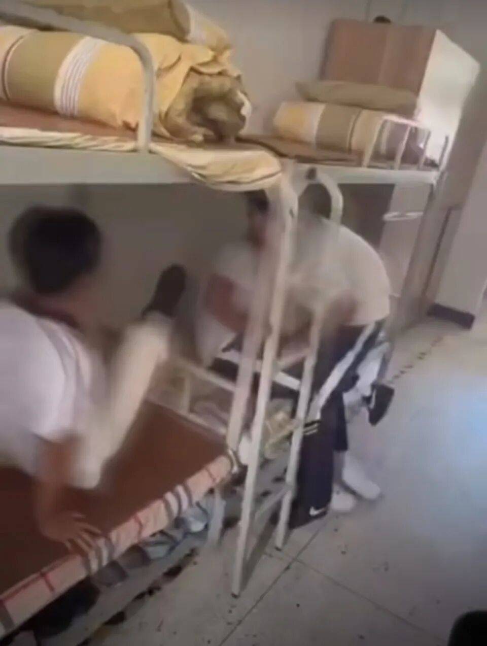 “男生在宿舍被多人殴打”视频疯传<strong></p>
<p>虚拟货币换人民币比例</strong>!涉事学校通报