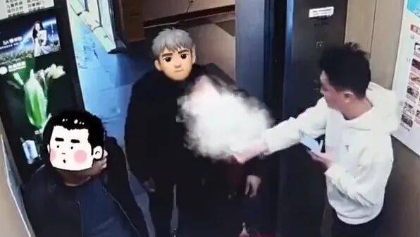 大叔叼着烟进电梯<strong></p>
<p>虚拟币价格今日行情价格</strong>，小伙果断出手！网友点赞