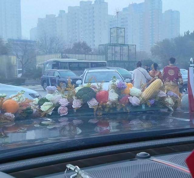 河北一对新人结婚遭拦车索要50条香烟<strong></p>
<p>虚拟币价格今日行情价格</strong>，街道办接线员称“拦婚车较常见，不拦反而不好”