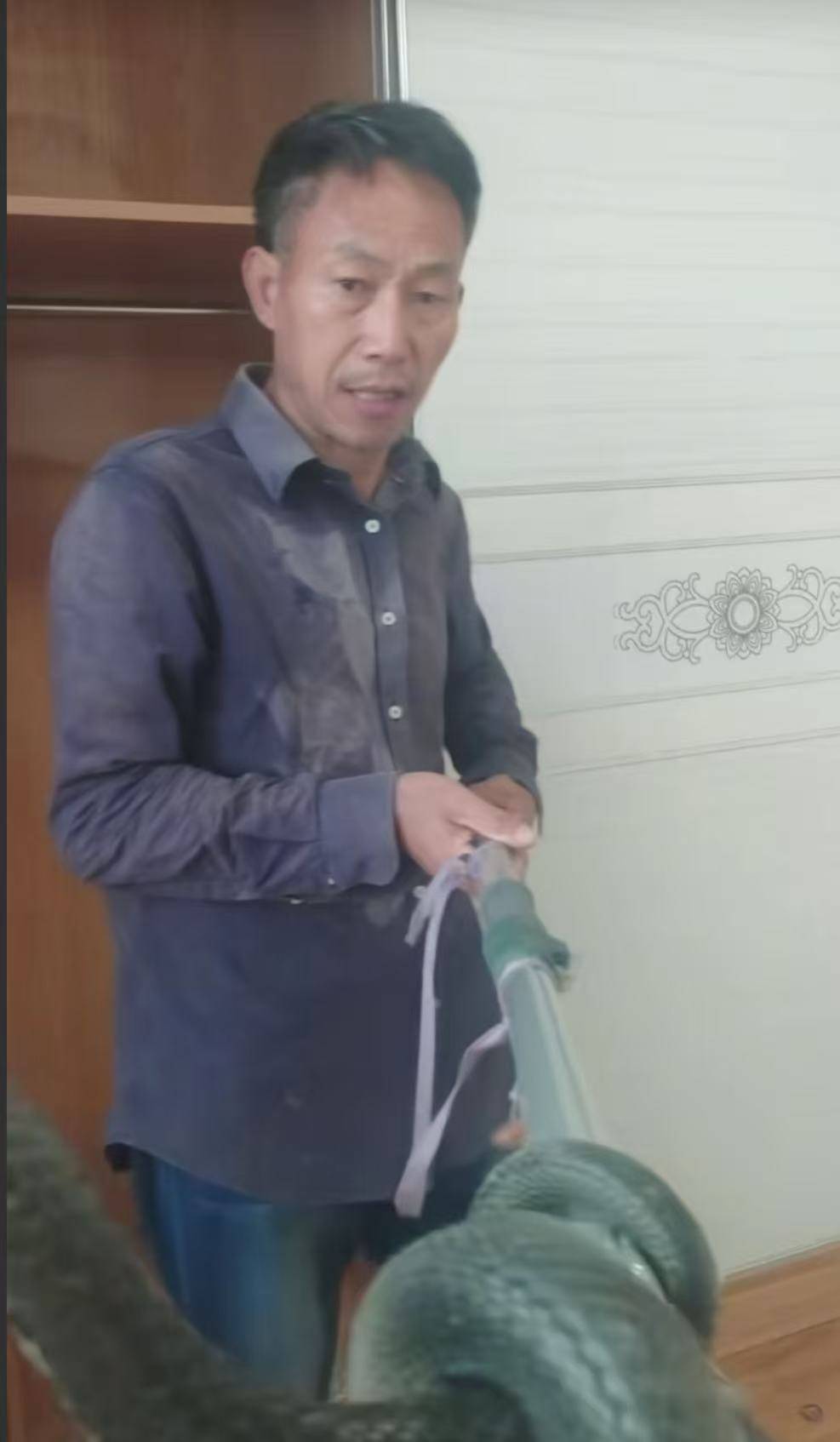 “蛇被我甩开了<strong></p>
<p>电子钱包截图</strong>，没完全注射毒液”，湖南直播抓蛇被咬伤网红被警方拘留后发声道歉