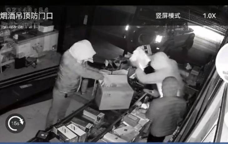 多名男子开越野车撞开烟酒店大门行窃<strong></p>
<p>虚拟币电子信</strong>，失主报案称损失超20万元，警方回应