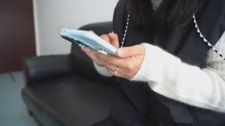 扬州一女子刷短视频惹祸：偷偷去银行取了6万现金<strong></p>
<p>国内玩虚拟币</strong>，结果……