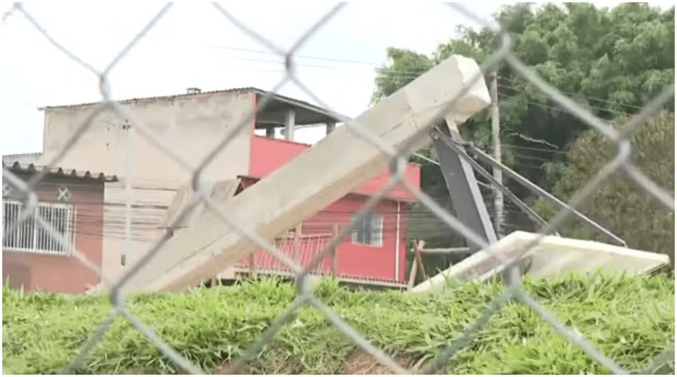 巴西17岁少年在朋友面前秀扣篮<strong></p>
<p>国内玩虚拟币</strong>，下一秒篮架倒塌被砸头身亡