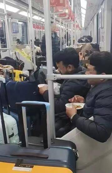 极目锐评∣满车厢咖喱味！多名外籍乘客在车厢内吃馅饼，规则面前哪有特殊？