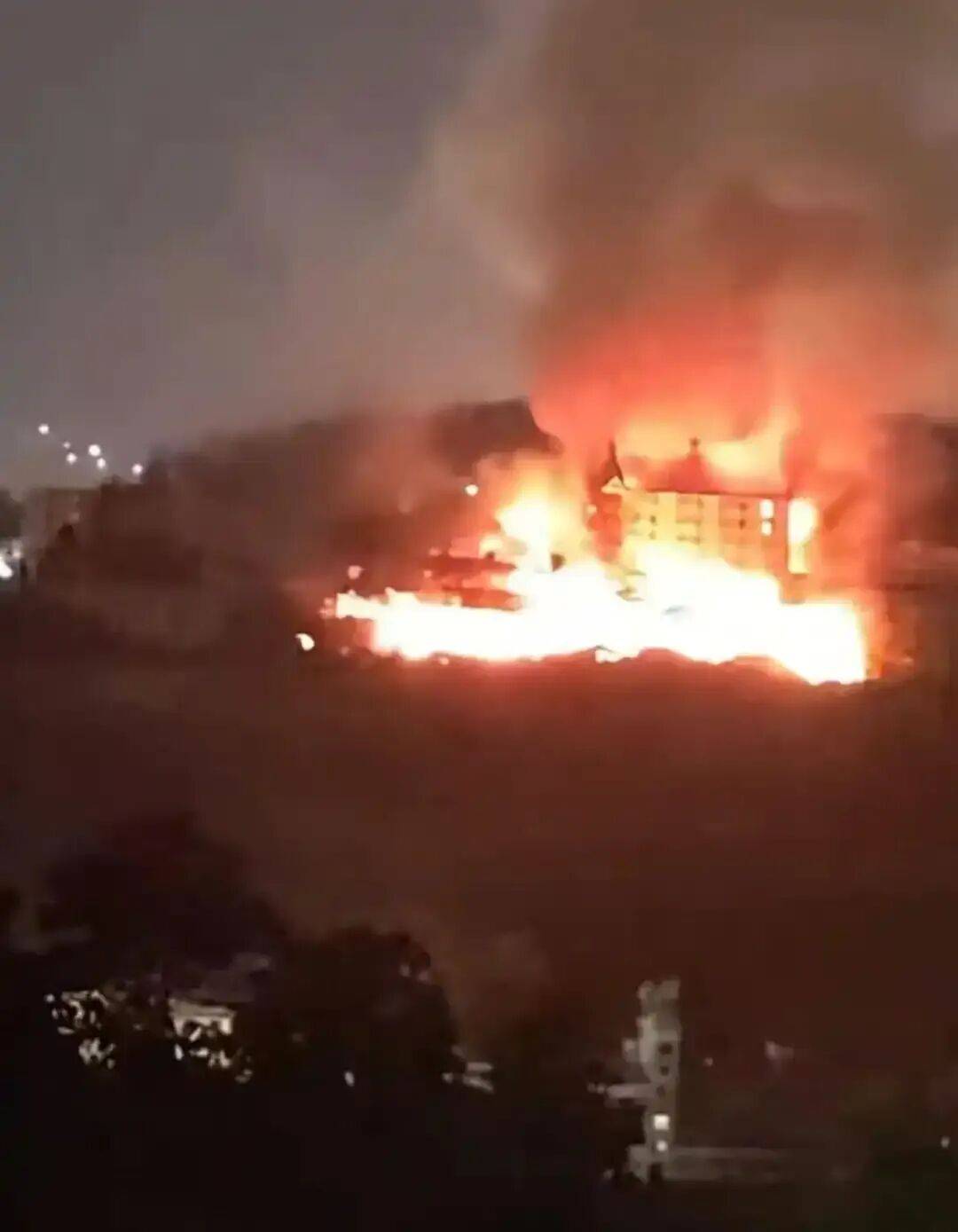 福州闽清县一酒店建筑夜间起火<strong></p>
<p>cast币是虚拟货币吗</strong>，楼裙燃烧；当地消防：是废弃建筑，未造成伤亡，起火原因还在调查中