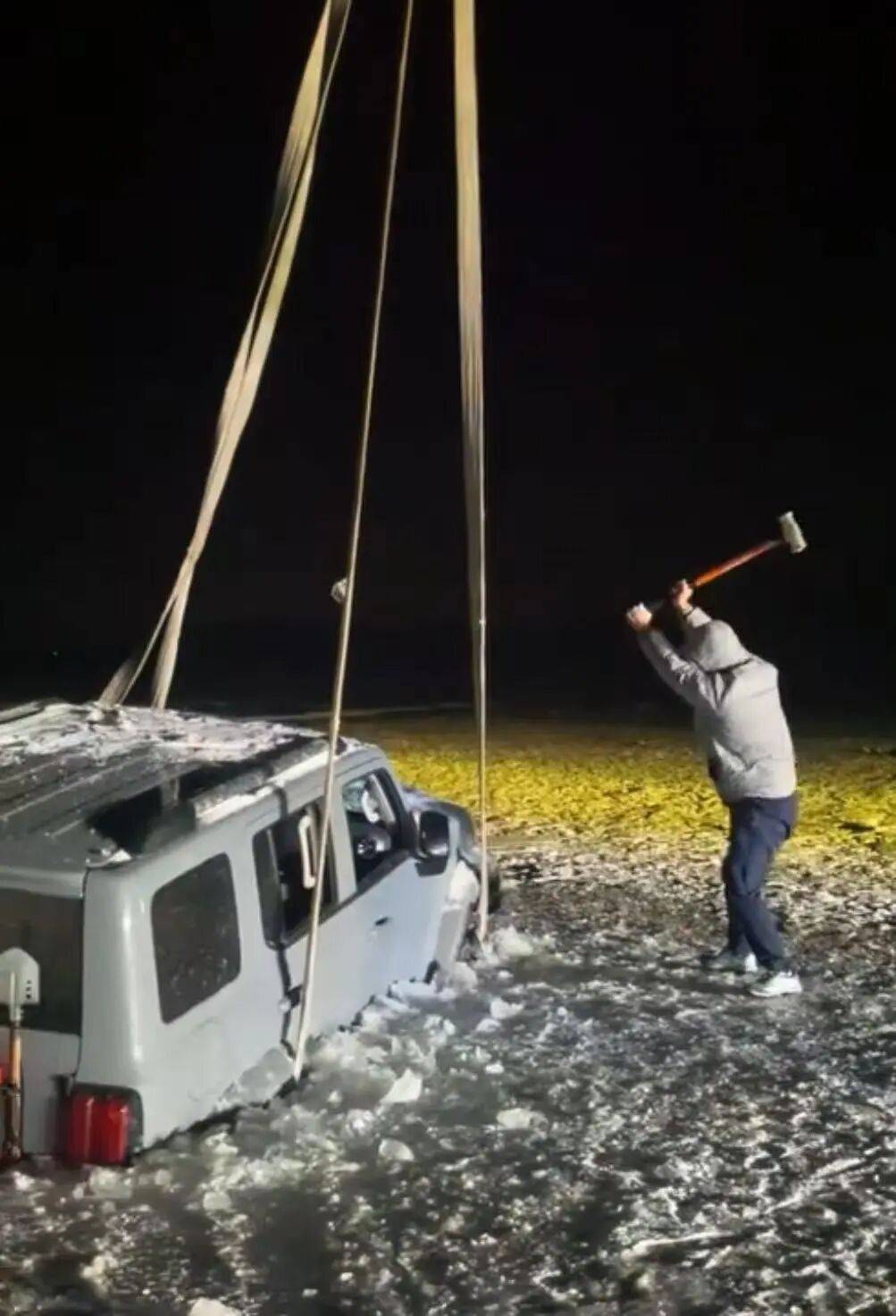 河北一越野车在水库冰面练漂移<strong></p>
<p>虚拟币CP</strong>，冰层突然破裂，车轮落水被冻6小时，找来吊车深夜将车吊出