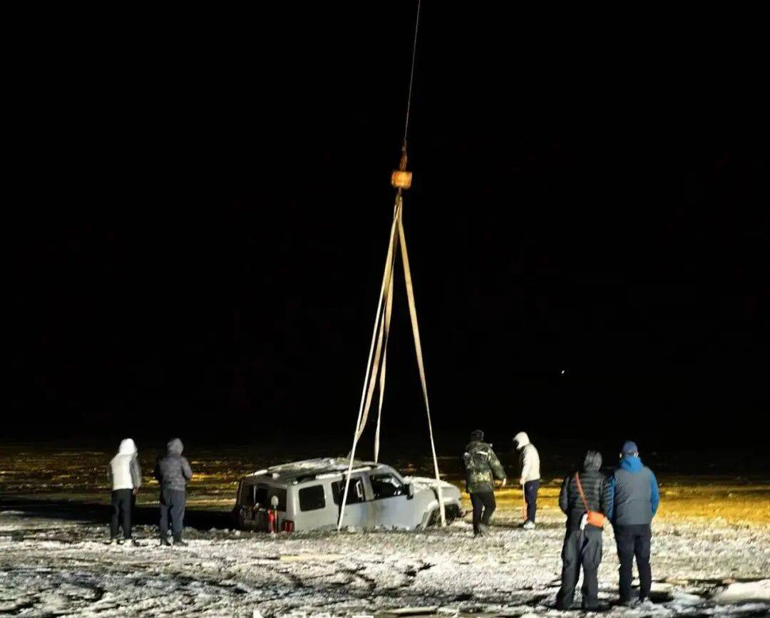 河北一越野车在水库冰面练漂移<strong></p>
<p>虚拟币CP</strong>，冰层突然破裂，车轮落水被冻6小时，找来吊车深夜将车吊出