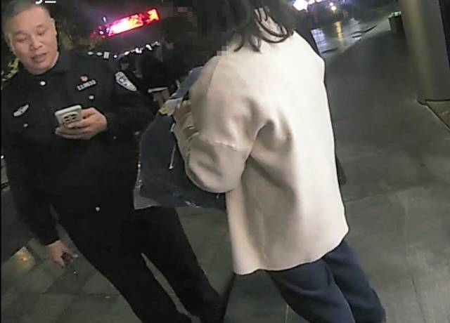 机智！快递在家门口被偷<strong></p>
<p>虚拟币CP</strong>，她用一招抓到了人还拿回了东西