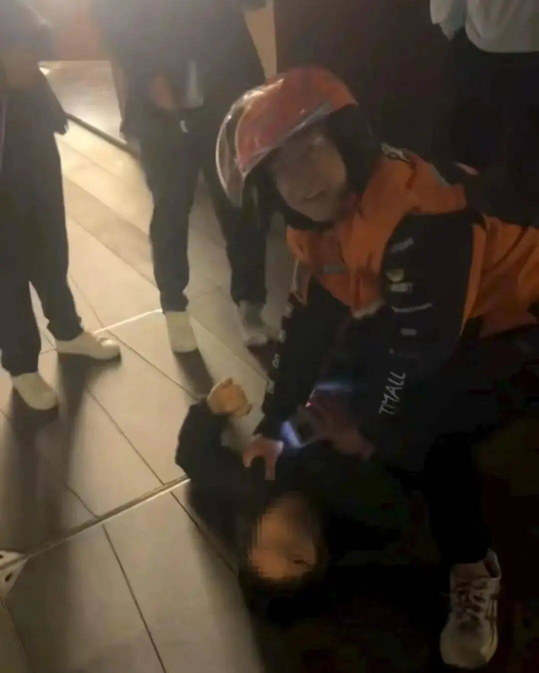 外卖小哥扑倒抢夺珠宝店嫌犯<strong></p>
<p>虚拟币global</strong>，嫌犯反问“对你有什么好处”，本人：没啥好处！