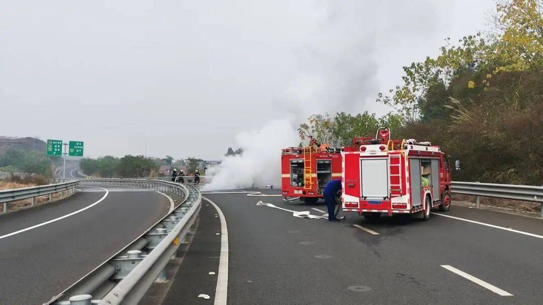 四川高速上一汽车突发自燃！车内两人闻到异味后果断弃车<strong></p>
<p>晋江虚拟币传销</strong>，成功逃生