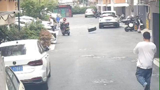 砰！浙江女子刚坐进车里<strong></p>
<p>晋江虚拟币传销</strong>，一把菜刀砸在眼前，随后剪刀又飞来