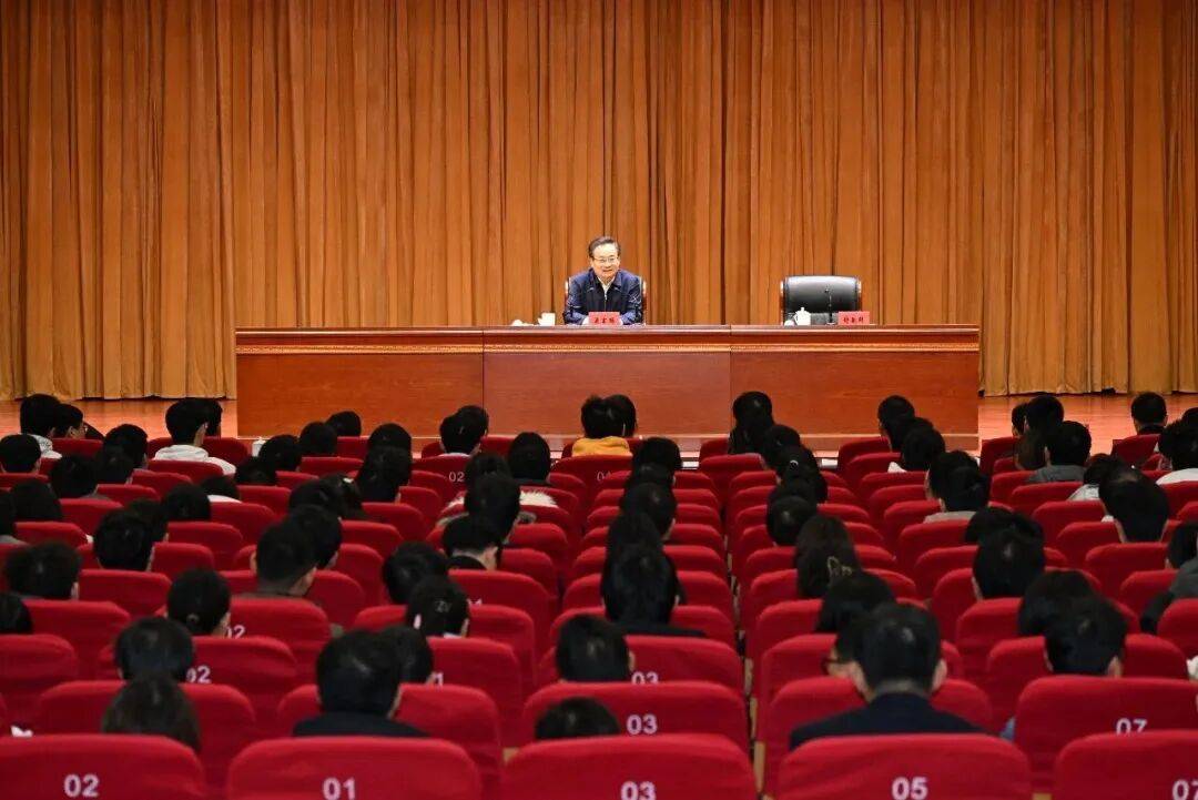 安徽省委书记作报告，全程脱稿