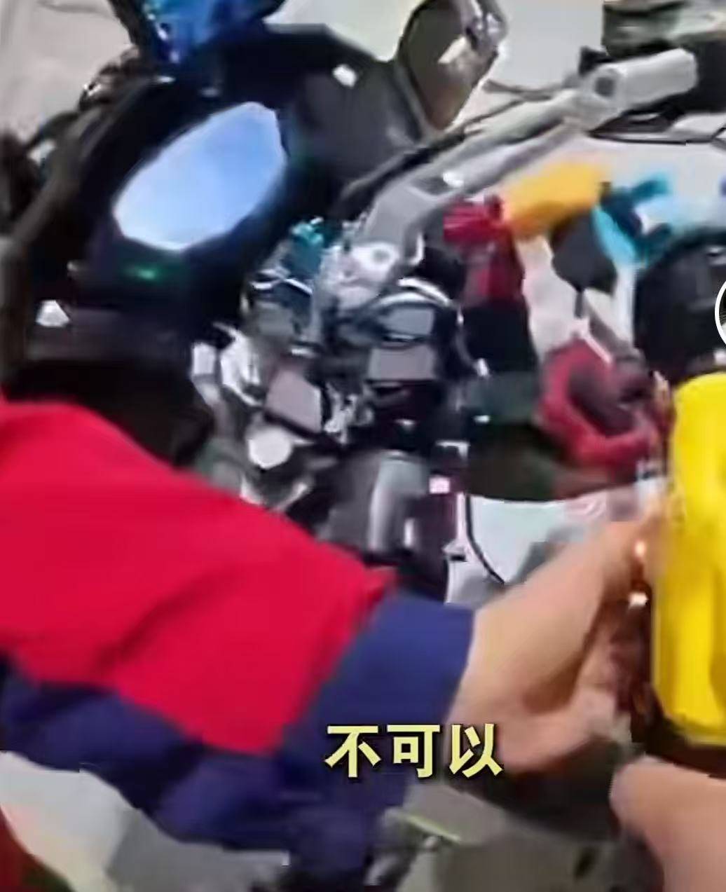 男子骑摩在禁摩高速服务区加油被拒后喷油<strong></p>
<p>虚拟货币小熊币</strong>，重庆交警介入，律师解析紧急情况能不能加油